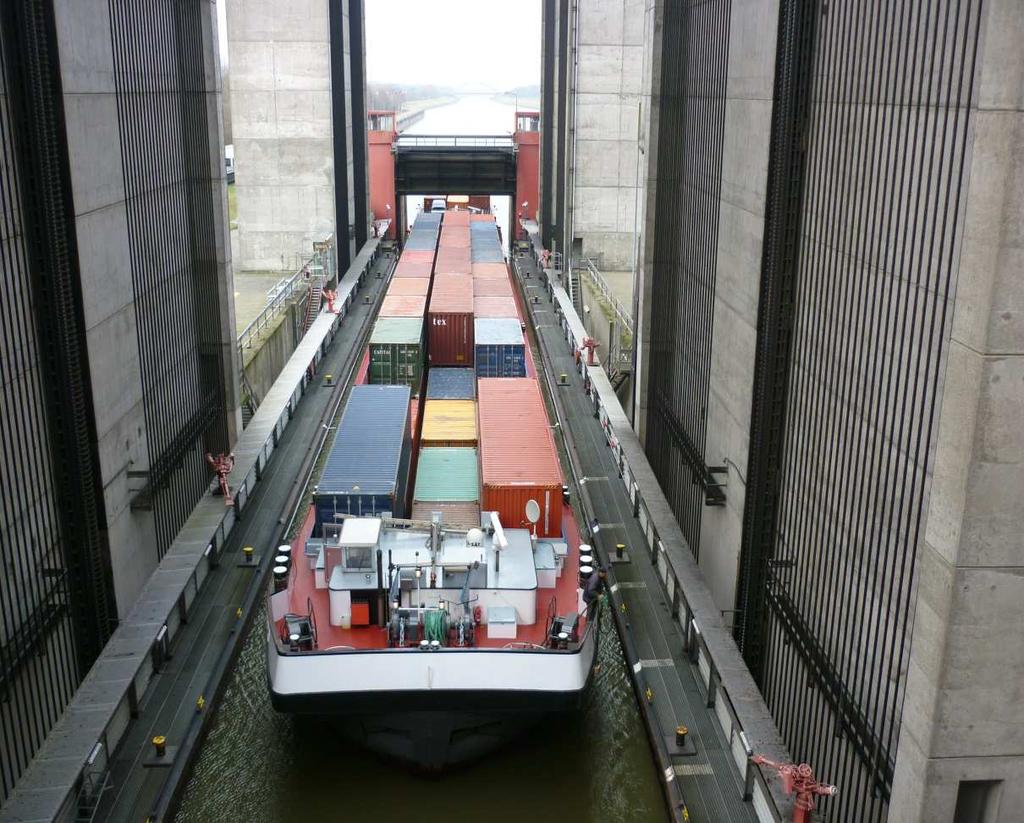Schiffshebewerk Scharnebeck Das Schiffshebewerk Lüneburg Scharnebeck ist ein aufzug. Jeder Trog wiegt ca. 5800 Tonnen, das eintspricht einer Last von ca.