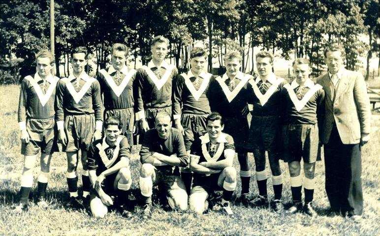 Die erste Elf der SSV an Pfingsten 1954 in Riedrode Gespielt wurde auf dem gemeindeeigenen Sportplatz in Elmshausen. Dort standen in der Schule sogar Umkleidekabinen und Duschen zur Verfügung.