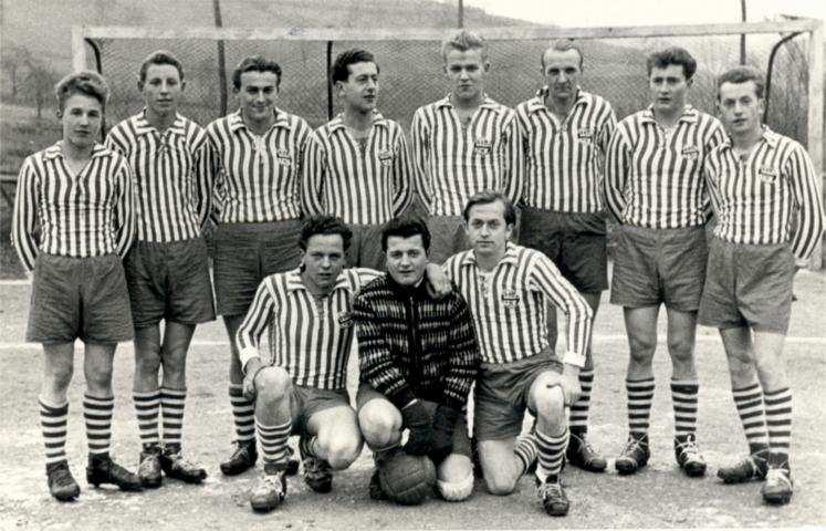 1956 1958 Schon zwei Jahre nach der Gründung gelang der SSV die erste Fußball-Meisterschaft. In der Spielrunde 1955/56 war die Reserve der Rot-Weißen immer in der Spitzengruppe 1940 zu finden.