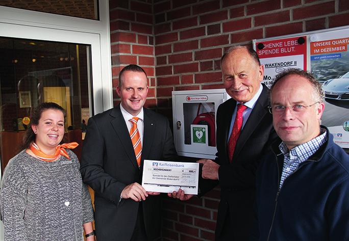 Mitgliederbrief 2/2016 8 Defibrillator in der Wakendorfer Raiffeisenbankfiliale Hans-Hermann Schütt, Wakendorfs Bürgermeister, und sein Stellvertreter Bertil Kröger übergaben am 25.