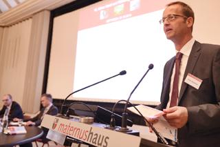 Thema Kanalbau: Prof. Bert Bosseler moderiert den Themenblock.