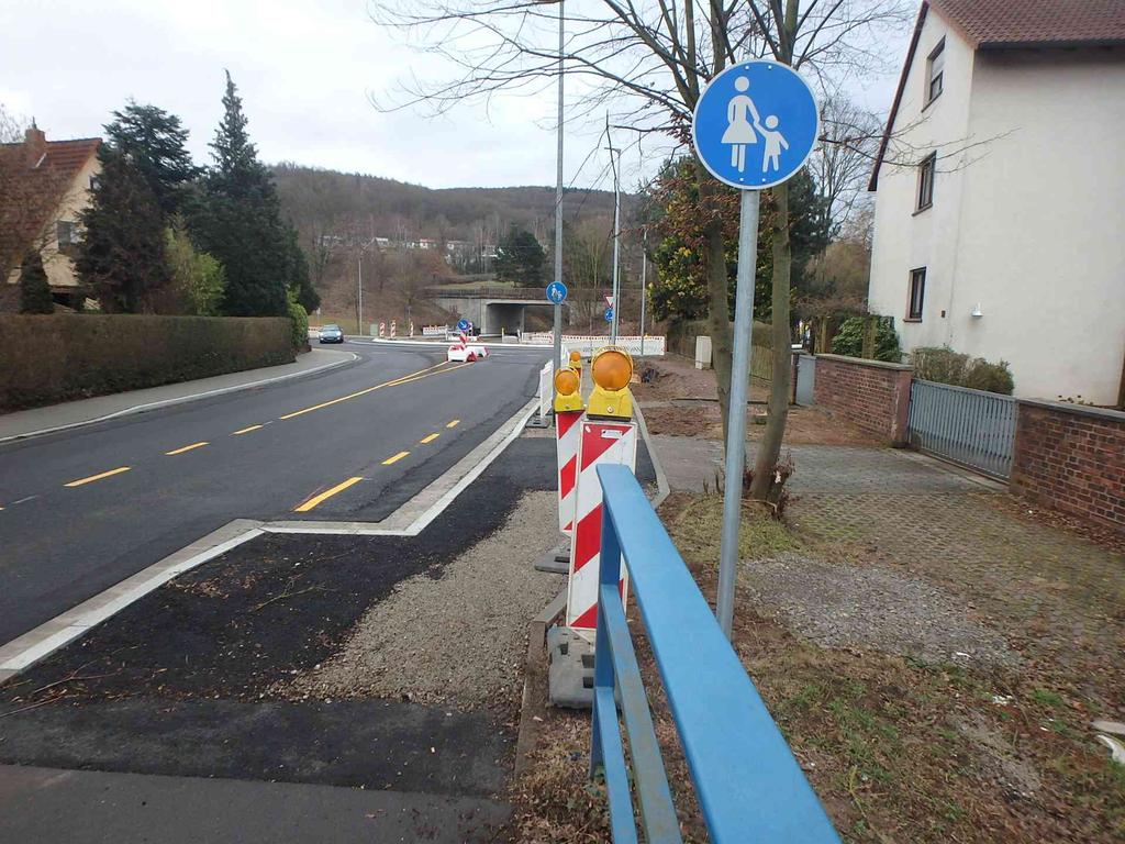 Überleitung Brückenradweg in den KreisVerkehr Bordstein ist nicht voll abgesenkt und daher Nicht stoßfrei. Ebenso ist die Asphaltqualität in diesem Bereich sehr schlecht.