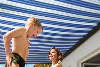 Eine richtig clevere Lösung: Unter oder über dem Glas montiert zähmt die Markise ANCONA zu grelle Sonne und Hitze und zaubert ein wohnliches Licht auf die Terrasse oder in den