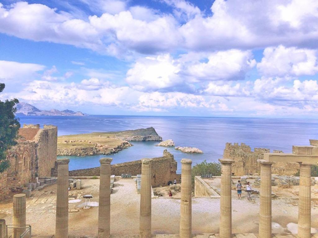 Angeberwissen Lindos ist die Sehenswürdigkeit Nr. 1 auf Rhodos. Der Ort ist ausgezeichnet durch eine wunderschöne Bucht, eine weiße Stadt am Hang und die Akropolis mit Ihrem Tempel an der Spitze.