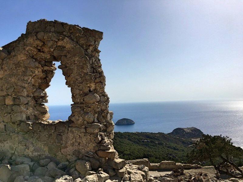 Angeberwissen Die Burgfestung von Monolithos, liegt auf einem kleinen Felsvorsprung direkt am Hang. Hinter der Burg geht es fast senkrecht abfallend 200m in das Ägäische Meer.