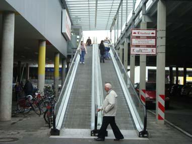 3. Zugang vom ebenerdigen Parkplatz P10 OST und vom Parkdeck P11 OST zur oberen Ladenstraße Vom ebenerdigen Parkplatz P10 OST führt eine Rollsteige auf die obere Ebene.