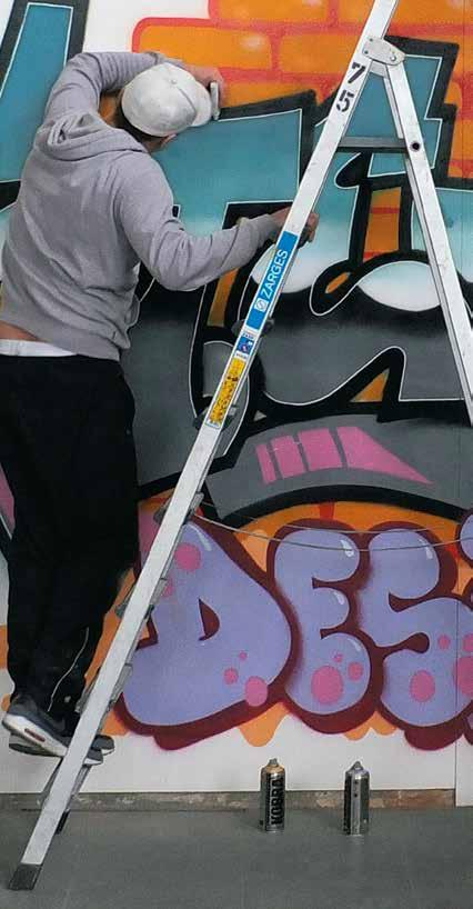 Graffiti spray paint brickwalls urban Art Street Art für drinnen: Die GRAFFITI sprüht vor urbanem Flair. Die Grundfliese in rauer Betonoptik. Das Dekor im Sprayer-Stil.
