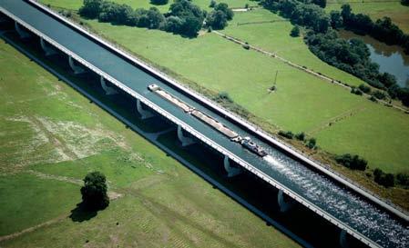 Sie besteht aus den 3 Feldern der 228 m langen Strombrücke und den 16 Feldern der 690 m langen Vorlandbrücke, als Flutbrücke ausgelegt für den Hochwasserabfluss der Elbe.