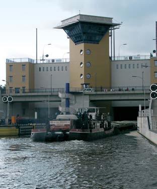 Doppelschleuse Hohenwarthe Ein Schubverband und ein Güterschiff schleusen talwärts auf den Elbe-Havel-Kanal hinab. Die obere Sparbeckenreihe ist bereits mit dem eingesparten Schleusungswasser gefüllt.