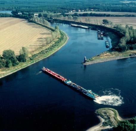 Schleuse Niegripp und Schiffshebewerk Rothensee Vor der Fertigstellung des Wasserstraßenkreuzes: Ein Koppelverband manövriert sich nach seinem Umweg über die Elbe in den Niegripper Verbindungskanal.