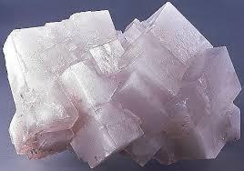 Ionenkristalle (Salze) Beispiel Kochsalzkristalle Ionen sind elektrisch geladene Atome -> Einatomige Ionen oder Moleküle -> Mehratomige Ionen.