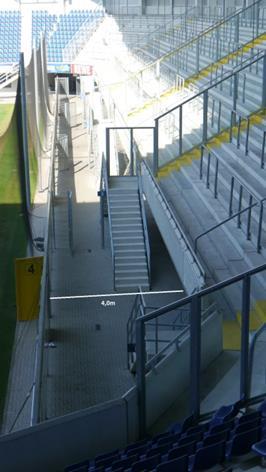 Die Treppenaufgänge zu den Blöcken sowie die gelb markierten Treppenstufen sind jederzeit, also vor, während und nach dem