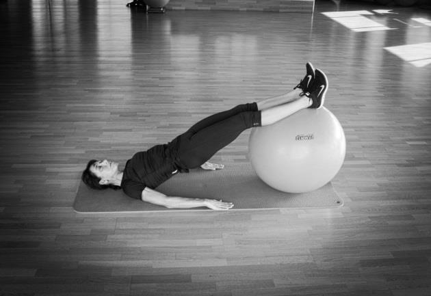 Übung 17 - Kniehub am Ball Zu beachten: Die Übung ist umso effektiver, je langsamer und kontrollierter die Bewegung ausgeführt wird.