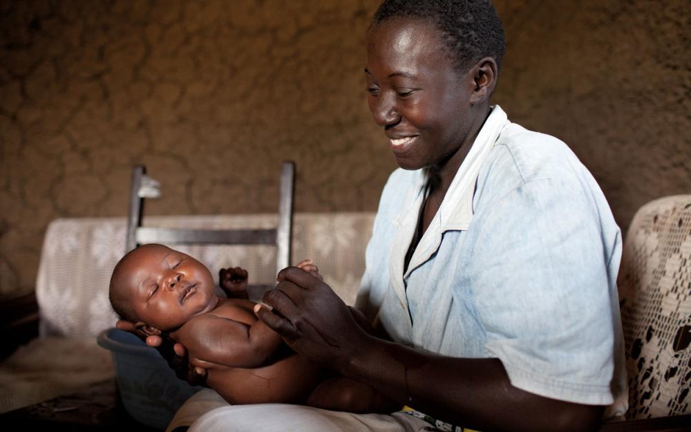 Seit 2001 haben wir in Zusammenarbeit mit Organisationen und Menschen vor Ort wie Agnes und Dismus über 850 Millionen Behandlungseinheiten unseres Malariamedikaments an Erwachsene und Kinder