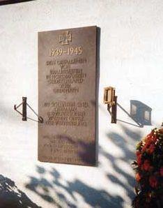 2002 restauriert. 63579 Somborn Bezeichnung: Gedenktafel. Inschrift: 1939 1945.