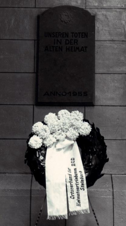 35463 Steinbach Bezeichnung: Gedenktafeln. Inschrift: 1. Tafel: Unseren Toten in der alten Heimat. Anno 1955. 2. Tafel: Den Opfern des Krieges und der Vertreibung.