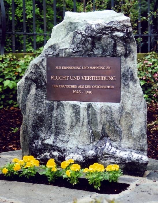 65468 Trebur Inschrift: Auf der Mauer unterhalb des Kreuzes: Den Toten der Heimat. Den Opfern der Vertreibung.