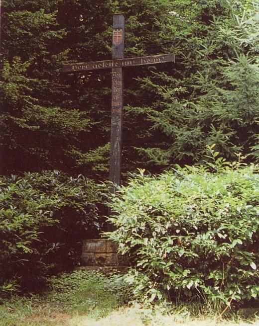 64556 Walldorf Inschrift: Tafel rechts des Kreuzes: Zum Gedenken an unsere Verstorbenen in der unvergesslichen Heimat und der Gefallenen im 1. und 2. Weltkrieg.