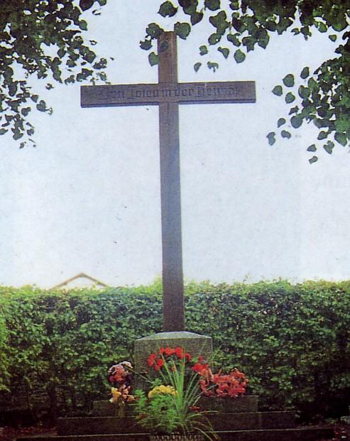 35781 Weilburg Inschrift: Querbalken des Kreuzes: Den Toten in der Heimat. Standort: Auf dem Friedhof in Weilburg. Einweihung: 12.08.1951.