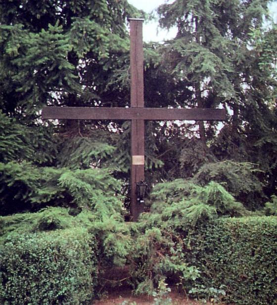35789 Weilmünster Inschrift: Messingtafel am Kreuz: Den Toten in der Fremde