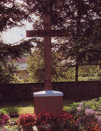 61200 Wölfersheim Inschrift: Auf dem Holzkreuz: Den Toten der Heimat 1953.
