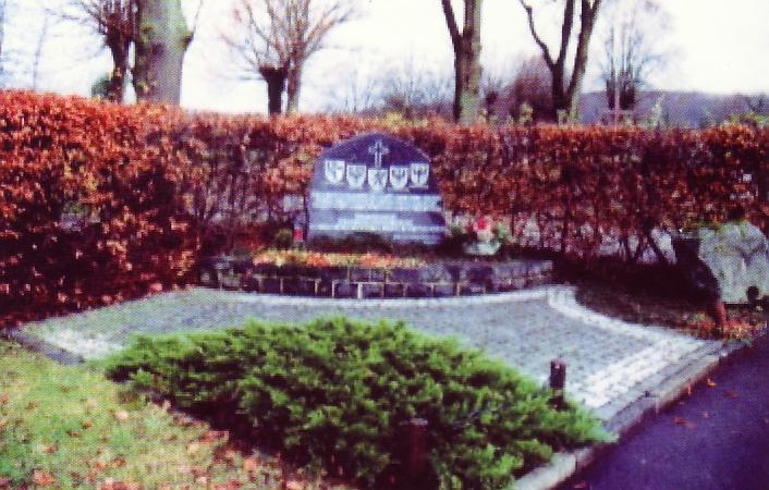 61239 Ober- Mörlen Inschrift: Auf dem Kreuzsockel: Den Toten der Heimat. Standort: Auf dem Friedhof in Ober- Mörlen. Errichtung: 1960.