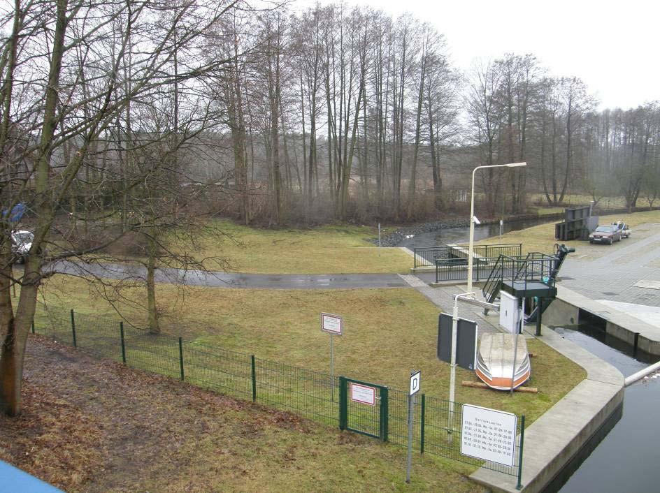 Das 2008 neu errichtete Schleusenwehr befindet sich unmittelbar im Schleusenbauwerk auf der linken Seite und regelt z. Z. den Abfluss des Storkower Kanals.