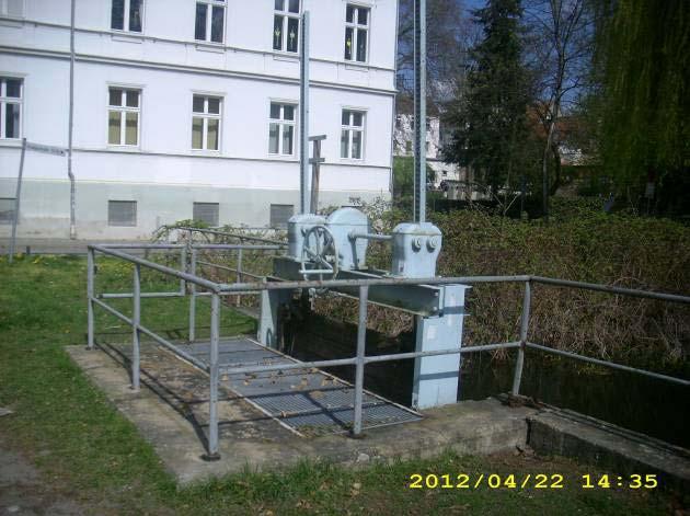 Abb. 24 + 24a: Rohrdurchlass Grabenstraße in Brandenburg (Pumpergraben) rechts Unterwasser Aktuelle Angaben zur Dimensionierung lagen nicht vor.