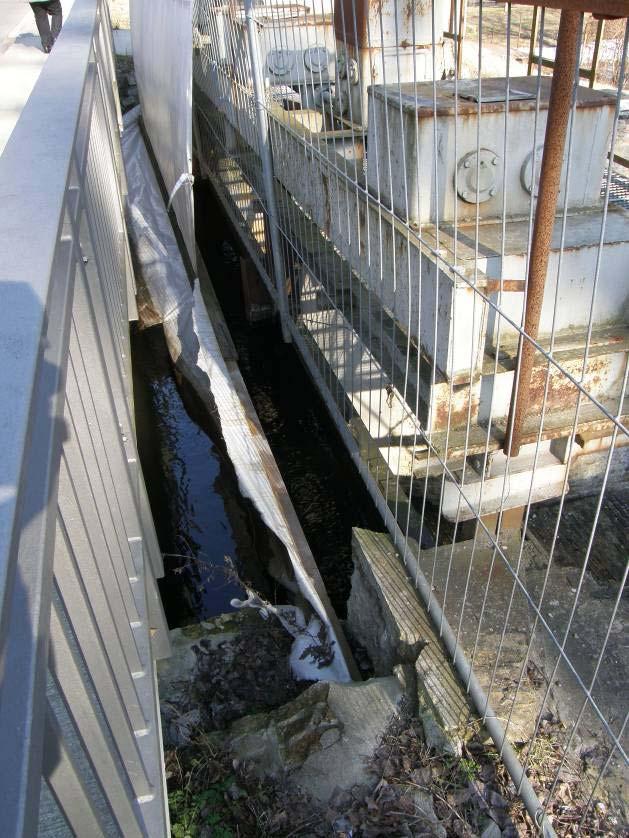 Es regelt gegenwärtig den Hauptabfluss der Havel, ist im Brückenbauwerk integriert und weist im Unterwasser einen ca. 40 m langen Schussboden auf. Eine Fischwanderhilfe existiert bislang nicht.