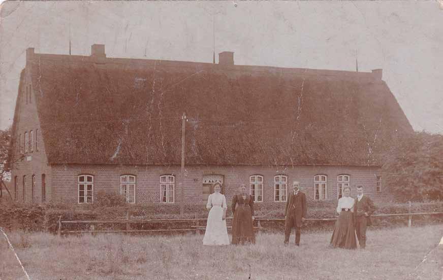 heutigen Kielbarg, Ecke Redderbarg) 4. Fotografie von 1924, vor dem alten Schulhaus, J.