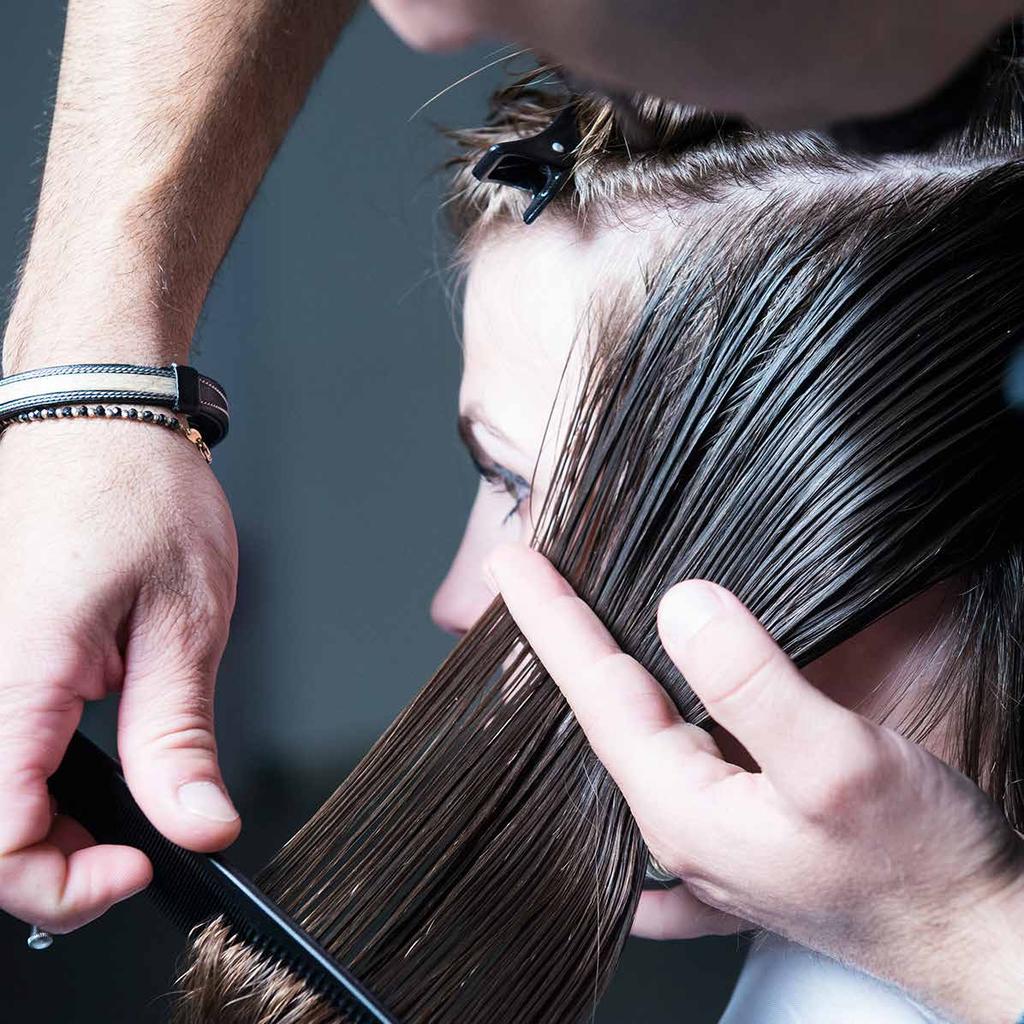 EXCLUSIVELY PROFESSIONAL CUTTING LOTION für die richtige Feuchtigkeit und Struktur des Haars während des Schneidens Genährtes Haar während des Schneidens Kompakter und glänzender Haarschaft
