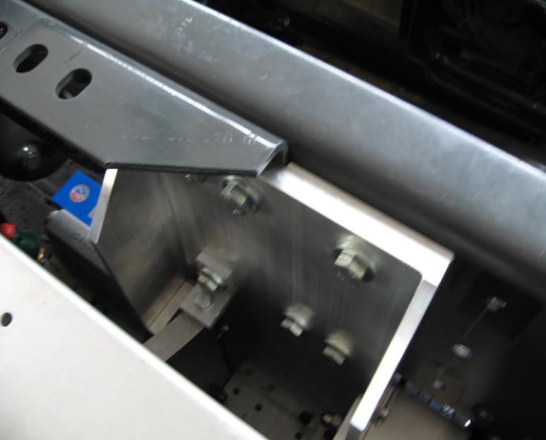 Zusätzliche Sicherheit bietet der Sicherheitsbügel bei Anfahrschäden. Er muss Konsole und Kompressor miteinander fest verbinden.