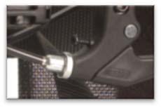 Einstellung der Bowdenzugspannung: Die Gasdruckfedern und Bowdenzüge sind werkseitig eingestellt und die Funktion der Sitzkantelung und Rückenlehnenverstellung sind auf