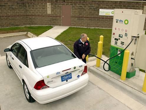 Henne-und-Ei-Problem? Nach Planungen von Regierung und Industrie soll die Brennstoffzelle zuerst in Fahrzeugen eingesetzt werden.