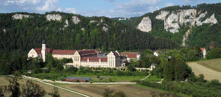Kloster Beuron, Foto: Reiner Löbe www.fotoloebe.de Ausflugtipp: Das Kloster Beuron Inmitten einer weiten Talschlinge steht die Erzabtei St. Martin, von der Donau in einem großen Bogen umflossen.