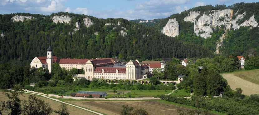 Kloster Beuron, Foto: Reiner Löbe www.fotoloebe.de Ausflugtipp: Kloster Beuron Inmitten einer weiten Talschlinge steht die Erzabtei St. Martin, von der Donau in einem großen Bogen umflossen.
