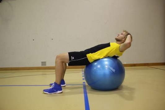 Seitliche Rumpfbeuge auf Gymnastikball Körpermitte: Bauchmuskulatur Rückenlage auf Gymnastikball, Beine auf
