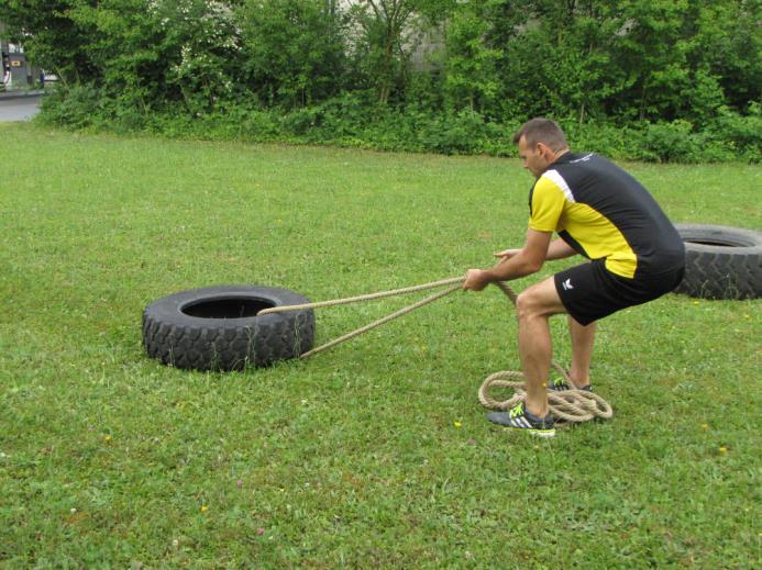 Hat man den Reifen bis zu den Füssen gezogen, Sprint auf die andere Seite, bis das Seil wieder gestreckt ist, um die Übung neu zu starten.