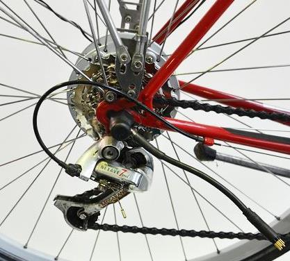 - Bremshebel loslassen: Das Rad soll sich frei und leicht drehen lassen, der Bremssattel darf nicht an der Bremsscheibe schleifen!