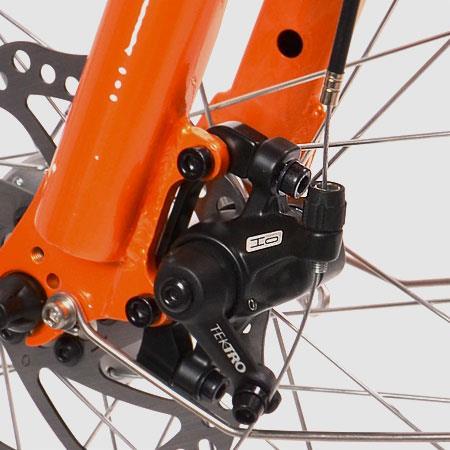 - Hat Ihr Fahrrad vorn eine Scheibenbremse, dann schrauben Sie den Bremssattel von der Halterung. Drehen Sie dazu die beiden Inbusschrauben mit 5mm Inbusschlüssel heraus.
