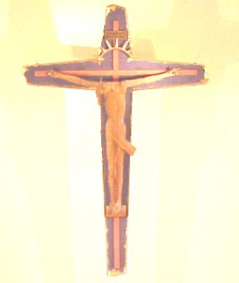 Kirchweihfest 2009 Das Altarkreuz zentraler Punkt Über dem Altarraum unserer Kirche dominiert ein großes Kreuz mit dem Heiland, der uns durch seinen Tod am Kreuz erlöst hat.