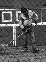 T e n n i s FrÏhjahrsinstandsetzung Reinigungsarbeiten der Tennisanlage Die Wochen vor der offiziellen SaisonerÎffnung waren bei der