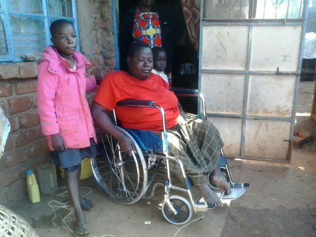 Für die Mutter eines unserer Patenkinder konnten wir zudem einen Rollstuhl kaufen. Frau Kutore ist mit zwei Jahren an Polio erkrankt und seitdem gelähmt.