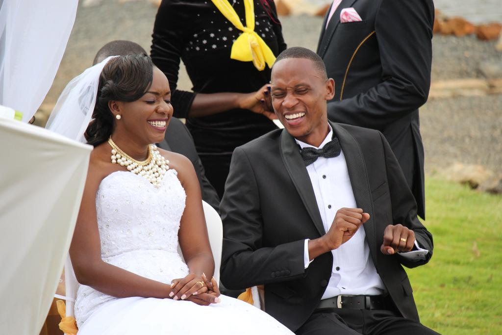 Paten sind Hochzeitsgäste in Kenia Eine besondere Freude für uns war in diesem Jahr außerdem die Hochzeit von Julius Ouna Sencer. Er war eines unserer Patenkinder.