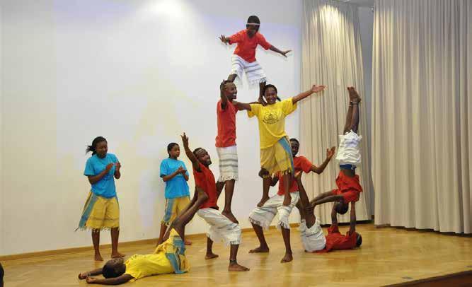 Programm 2012 Unsere afrikanischen Gäste präsentierten neben der Tanz und Akrobatikshow in der Aula auch ein Theaterstück über das Leben im Slum.