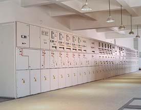 Unterstationen mit gasisolierten Schaltanlagen Die hohe Dichte der gasisolierten Schaltanlagen von Siemens führt zu einer Maximierung der Sicherheit, einer Minimierung der Emissionen und praktisch