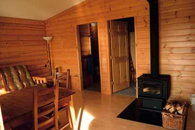 Unsere Gäste-Blockhäuser direkt am See Unterkunft und Preise Unseren Gästen stehen drei rustikale Blockhütten-Chalets am See zur Verfügung, mit Veranda, Aufenthaltsraum, kleiner Küche und