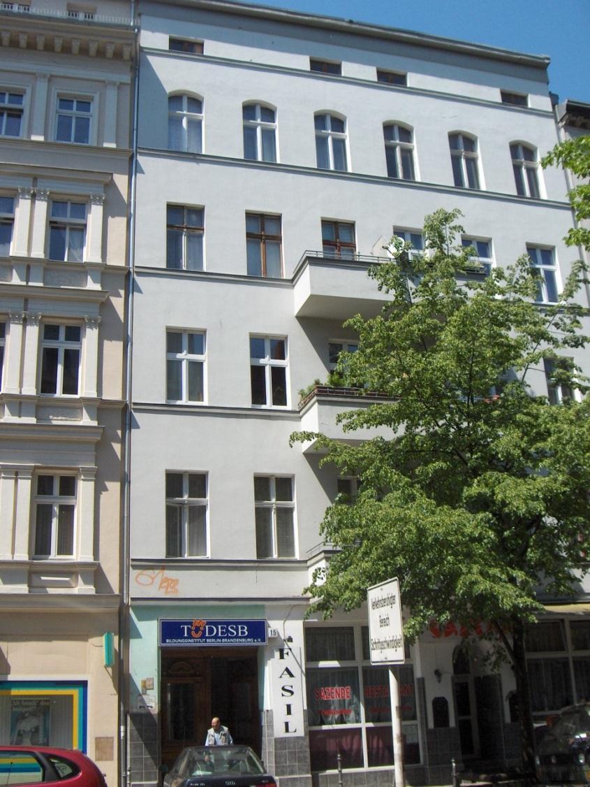 Berlin Kreuzberg Schönleinstraße 15 2006 wurden mehrere relativ marode Häuser von einem Privateigentümer erworben. 3.300m² Wohnfläche im Graefe-Kiez.