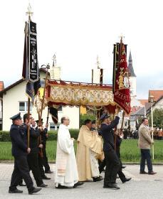 Fronleichnam 2014 Fronleichnamsfest in Ergoldsbach Die Aufstellung der Fahnenabordnungen für den Festgottesdienst auf dem Viehmarktplatz ist um 8.15 Uhr. Der Gottesdienst um 8.