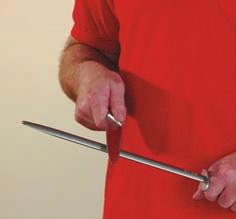 Der Winkel zwischen Wetzstahl und Messer beträgt circa 20. Das Messer wird schräg gegen den Schnitt über den Stahl gezogen.